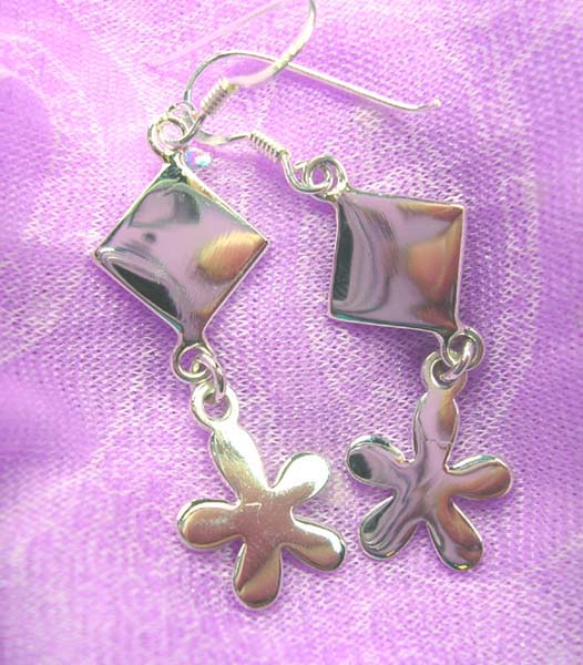 Diamond flower , 925 sterling silver earring, made in Thailand
