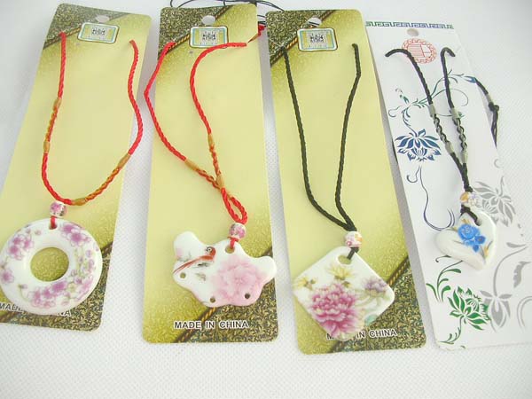 handmade-ceramic-necklace-001-1