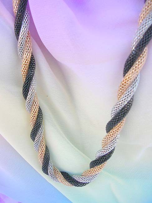 high-fashion-necklace-023-closeup