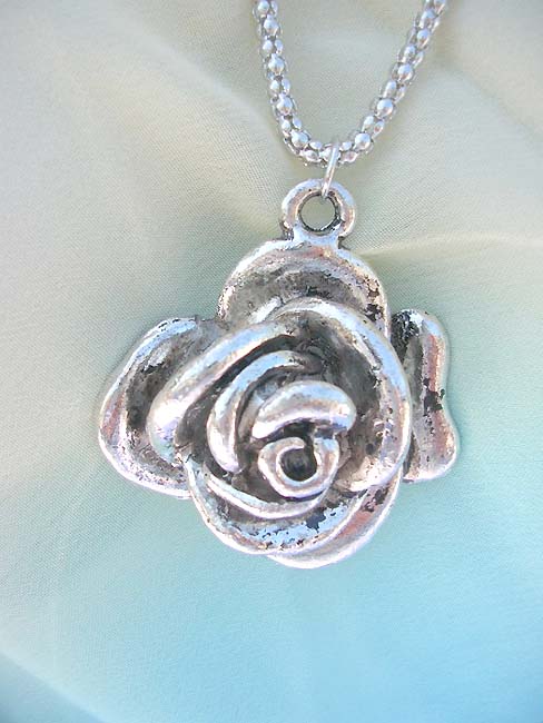 trendy-long-chain-necklaces-006pendant